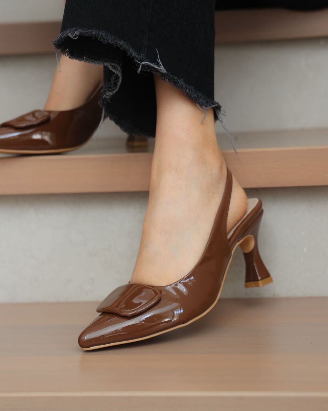 241G Zapatilla Sintético Charol Café