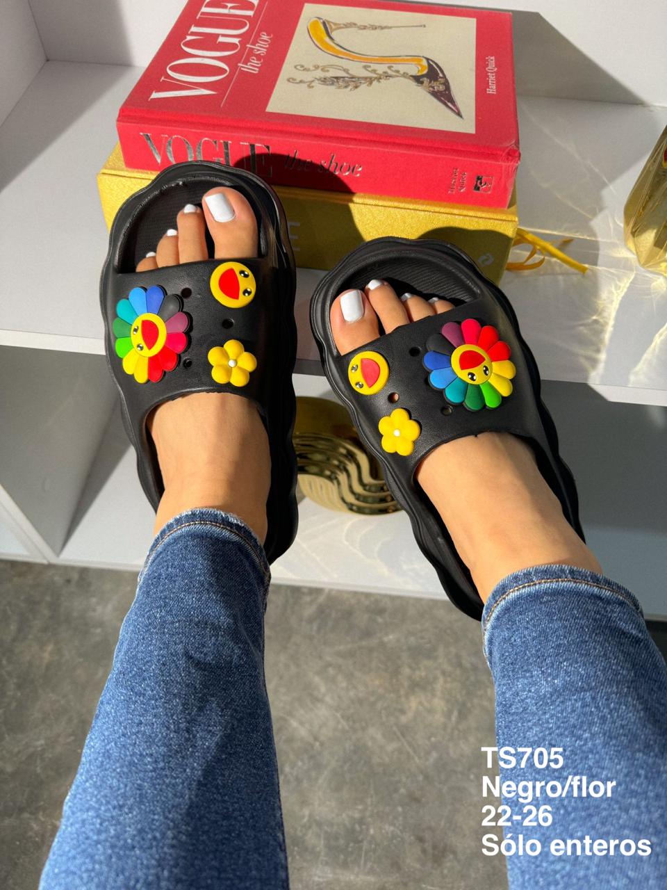 TS705 Negro/Flor - Mayoreo Calzado AndySANDALIA