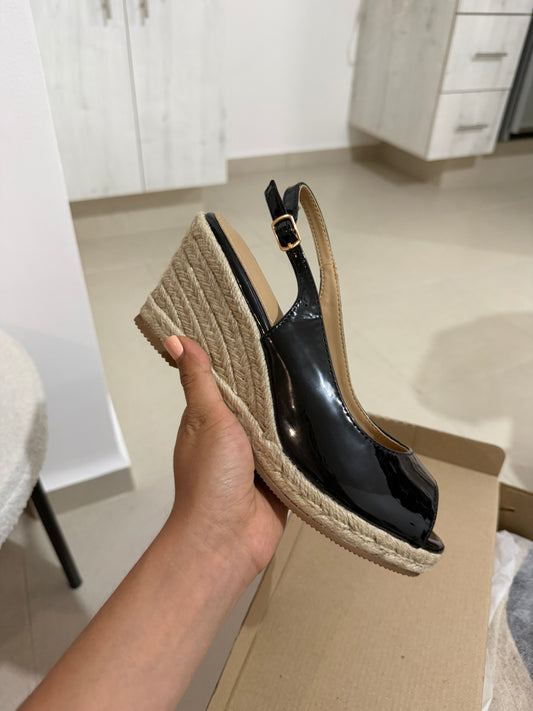 261AR Sandalia Charol Negro