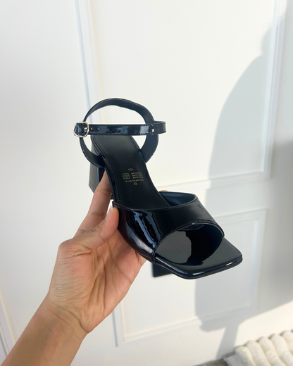 1701L Zapatilla Charol Negro