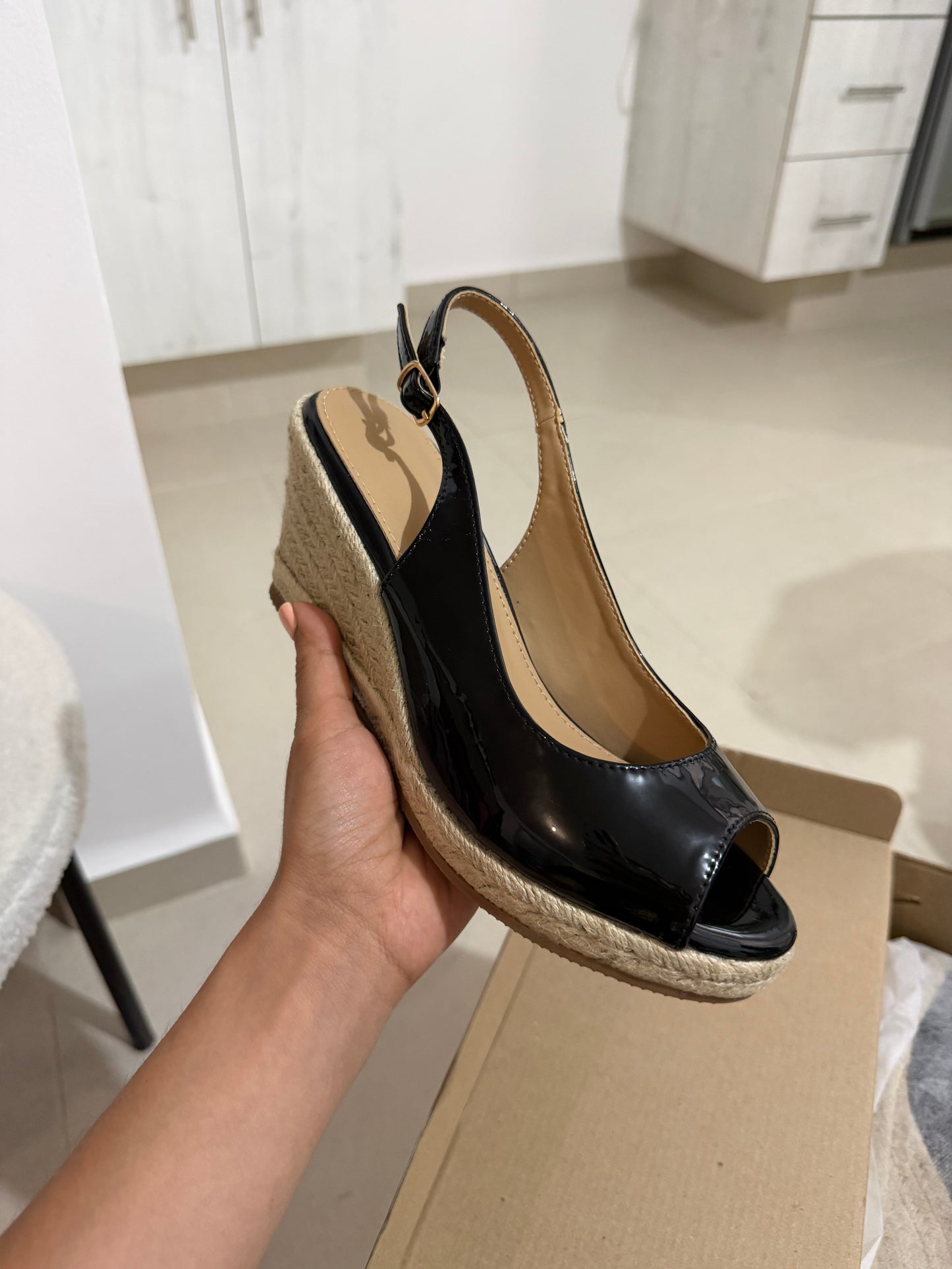 261AR Sandalia Charol Negro