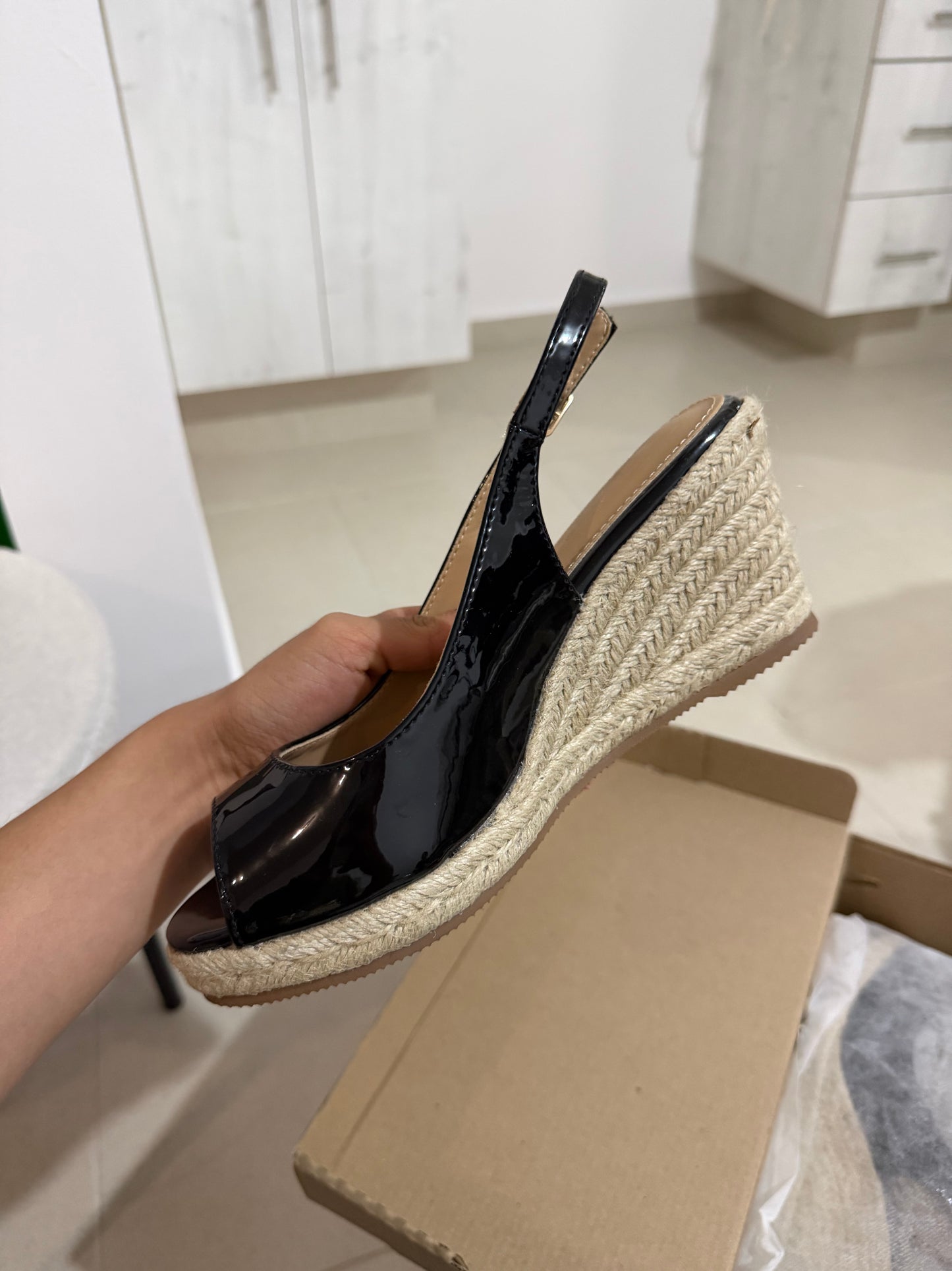 261AR Sandalia Charol Negro