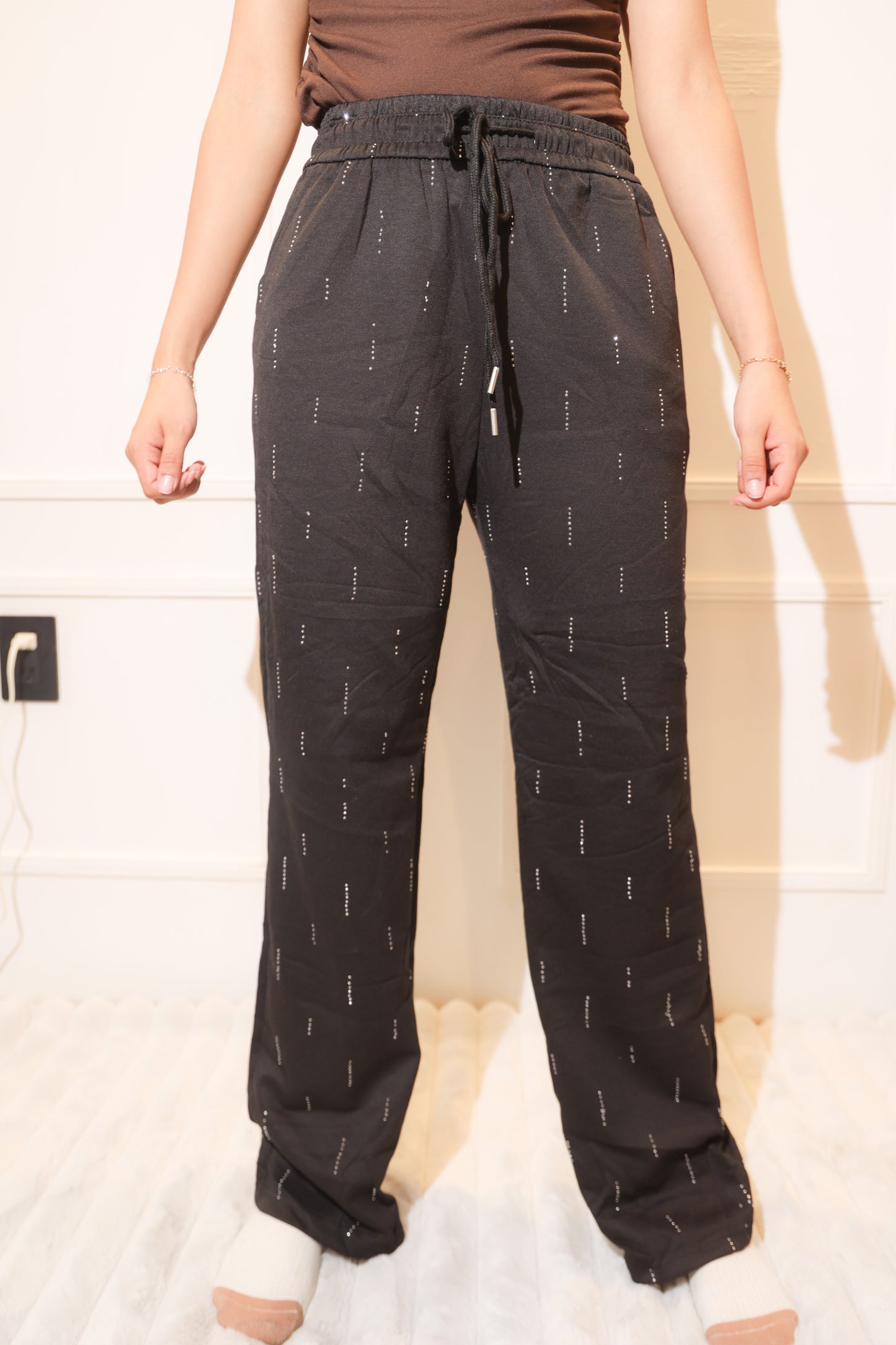 5180 pantalon liso con pedreria negro
