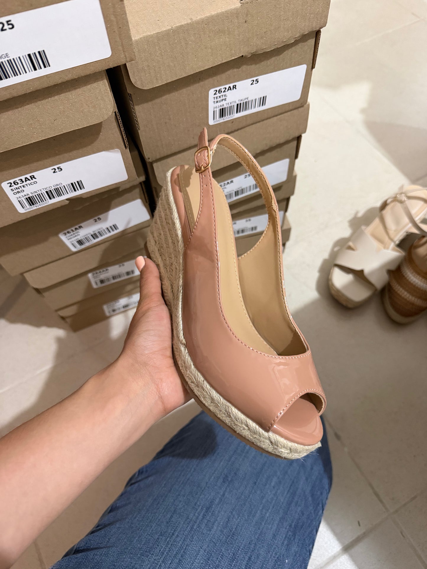 261AR Sandalia Charol Natural